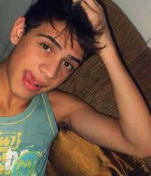 Esquyss: Young sexy pits under the T-shirt 5cc556d00470e.jpg