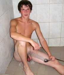 Esquyss: Shower time 5cdb9bad2c667.jpg