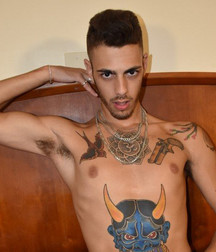 Esquyss: Armpits, one arm up is enough 5cf1160cf0237.jpg