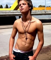 The Young and the Shirtless Twink Tube Flex 625b838f96fe7.jpg