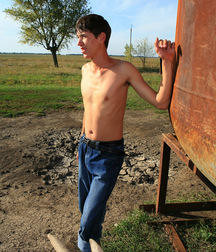 Teen farmer Tom solo outdoors boys porn 627291aa040da.jpg