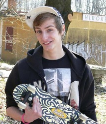 Skater Richard Hanzlik jerks off outdoors boys porn 6278d120b3e7e.jpg