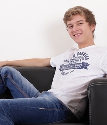 Blond Logan Lech solo on sofa boys porn 627a1f134d34a.jpg