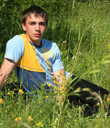 Muscle boy Vik shows off outdoors gay teen porn