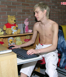 Bond teen Sam shows off & cums boys porn 628f488da1748.jpg