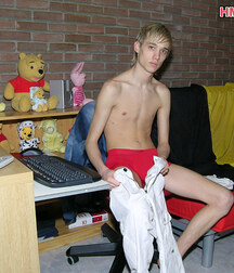 Bond teen Sam shows off & cums boys porn 628f493fb47dc.jpg