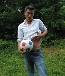 The smiling lad Fred shows off outdoors boys porn 62b099d803f95.jpg