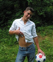 The smiling lad Fred shows off outdoors boys porn 62b099da27284.jpg