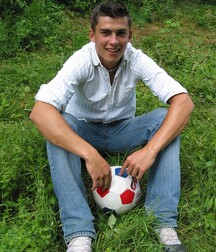 The smiling lad Fred shows off outdoors boys porn 62b099e099b68.jpg