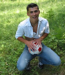 The smiling lad Fred shows off outdoors boys porn 62b099f6d2901.jpg