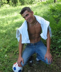 The smiling lad Fred shows off outdoors boys porn 62b09a0fcd422.jpg