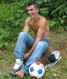 The smiling lad Fred shows off outdoors boys porn 62b09af64829e.jpg