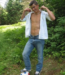 The smiling lad Fred shows off outdoors boys porn 62b09aff56096.jpg