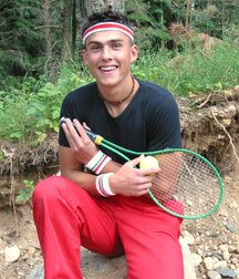 The smiling tennis player Fredi shows off outdoors 62b96820758eb.jpg