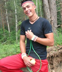 The smiling tennis player Fredi shows off outdoors 62b9682cb116d.jpg