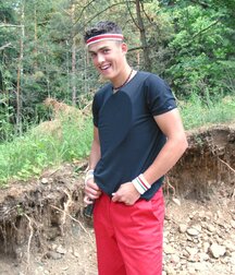The smiling tennis player Fredi shows off outdoors 62b96832d8b93.jpg