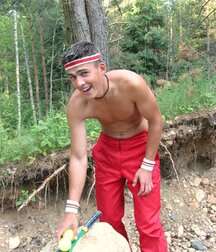 The smiling tennis player Fredi shows off outdoors 62b9684bcf126.jpg