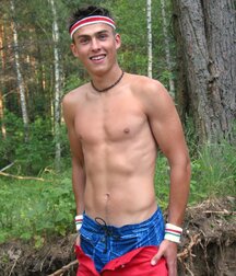 The smiling tennis player Fredi shows off outdoors 62b96858ed975.jpg