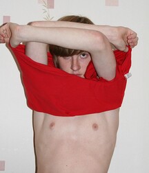 A red-haired and sad-looking guy in a solo session boys porn 62babb3823347.jpg