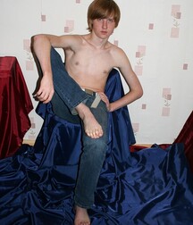 A red-haired and sad-looking guy in a solo session boys porn 62babb46aa5c1.jpg