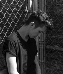 Troye Sivan Mellet 5889b8005c485.jpg