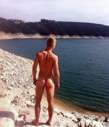 Oh butt out! 58038f271a42c.jpg
