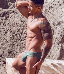 Get 'em off for the boys. Now!  619123ce87255.jpg