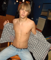 Hot Kyle 5844c843602a6.jpg