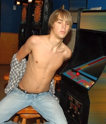 Hot Kyle 5844c8488fcb0.jpg