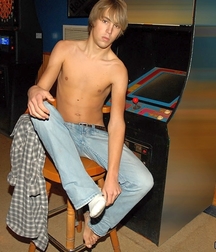 Hot Kyle 5844c85074c68.jpg