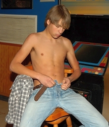 Hot Kyle 5844c8571233a.jpg