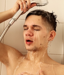 Winston Takes A Shower 58fa976539587.jpg