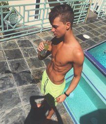 pretty boys 58bc39be35110.jpg