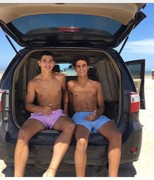 pretty boys 58d7d925054fe.jpg