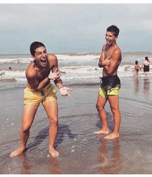 pretty boys 58f79b538f162.jpg