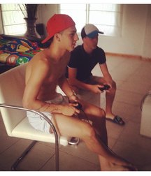 pretty boys 58f79b7c64d77.jpg