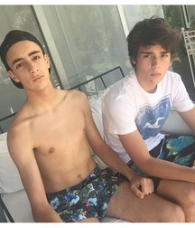 pretty boys 2 58f79d96c8801.jpg