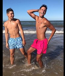 pretty boys 592ef621b4ae3.jpg