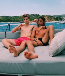 pretty boys 2 59ecb6af7bf50.jpg