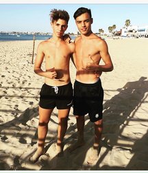 pretty boys 5a0993714c4ef.jpg