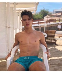 pretty boys 5a525e3b280fe.jpg