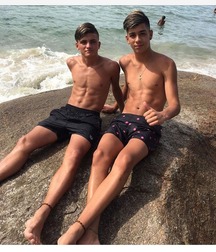 pretty boys 5a8ac057b9910.jpg