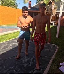 pretty boys 5a8ac068e5bb8.jpg