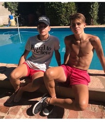 pretty boys 5ae5de7c2df45.jpg