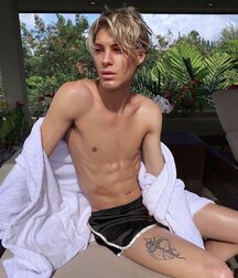 shirtless best boys of July 2020 5efdc15894d1a.jpg
