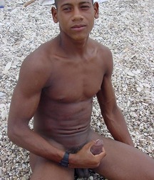 Yunni on Beach 5999926e3e981.jpg