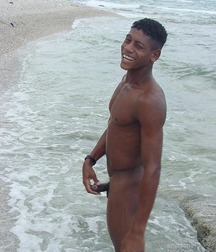 Yunni on Beach 599992ae9dca7.jpg