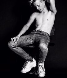 Ninety-six Random Images Cute Shirtless Teen 5f10767265883.jpg