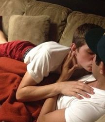 Boys kissing 58ee5e8576207.jpg