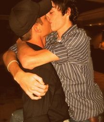 Boys kissing 58ee5e871901d.jpg